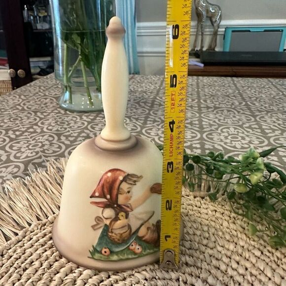 M. I Hummel Vintage Lot of Thimble, Pin,‎ Medallion Ornament & 1979 Bell - Picture 11 of 12